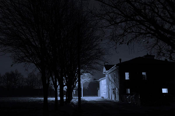 La notte dietro casa