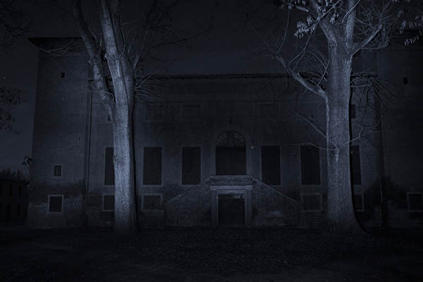 La notte dietro casa